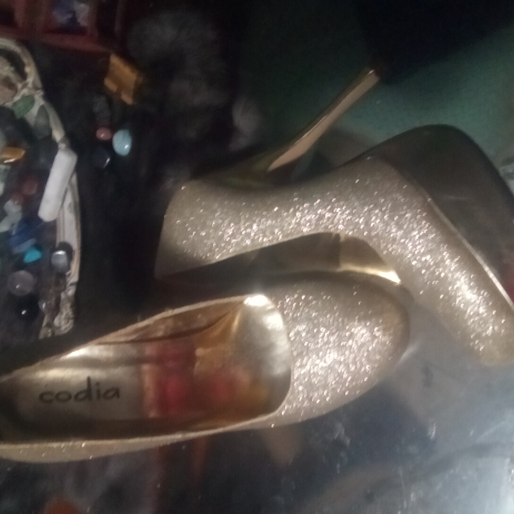2/10 gold pumps